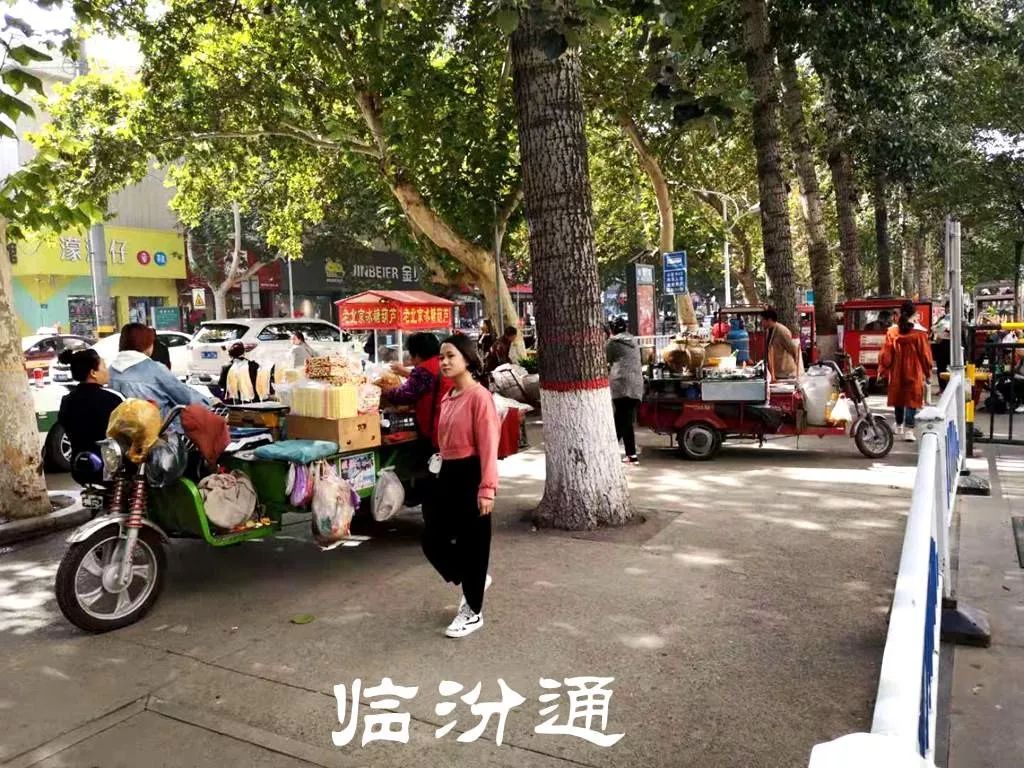 临汾生龙国际门前,又乱乱乱成一锅粥
