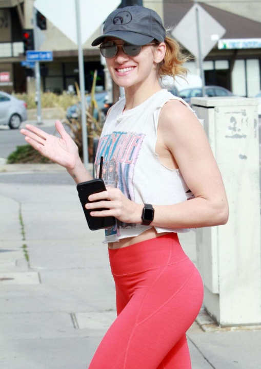 35岁的女星珊特尔，穿红色瑜伽裤外出健身，看起来像个小姑娘