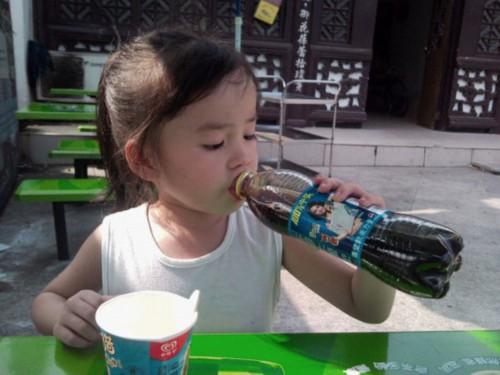 [蓝象宝贝育儿]孩子未满3岁，别喂3种水，会让脾胃变虚弱，容易积食还不长个