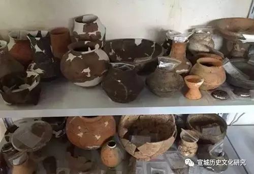 见图十六:磨盘山遗址出土陶器.