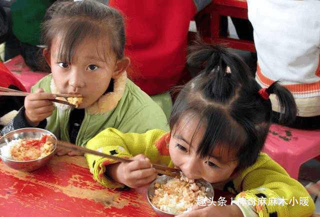 在家挑食,在幼儿园能吃两碗!孩子吃饭情况反差大,问题