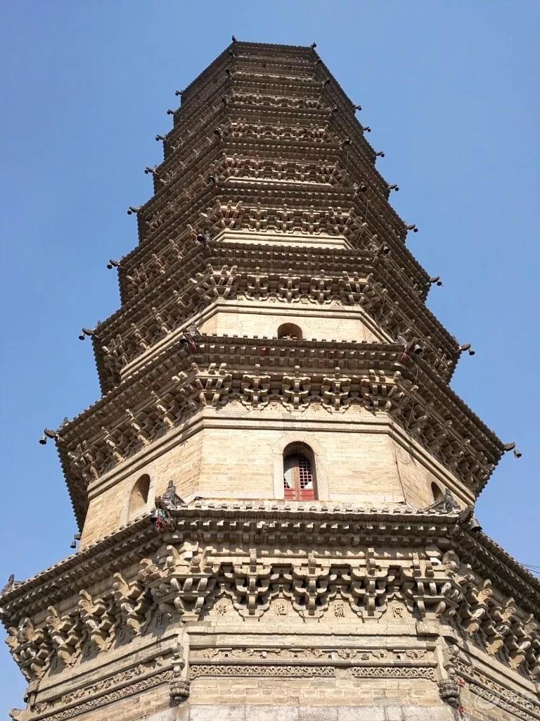 临清舍利宝塔共九层,每层都有八面,刹顶是将军头盔的形状,雄浑高峻
