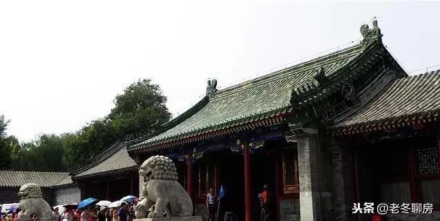 恭王府的建筑是王府中的最高规制,明显的标志是门脸五间,正殿七间,后
