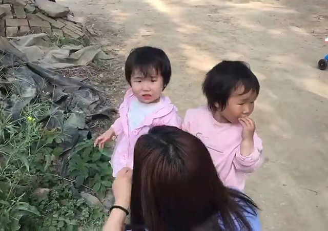 【晓露爸爸】原创双胞胎宝宝一个妈妈带，一个奶奶带，一年后妈妈再也不用担心弄混宝宝了