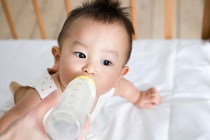 [蓝象宝贝育儿]孩子未满3岁，别喂3种水，会让脾胃变虚弱，容易积食还不长个