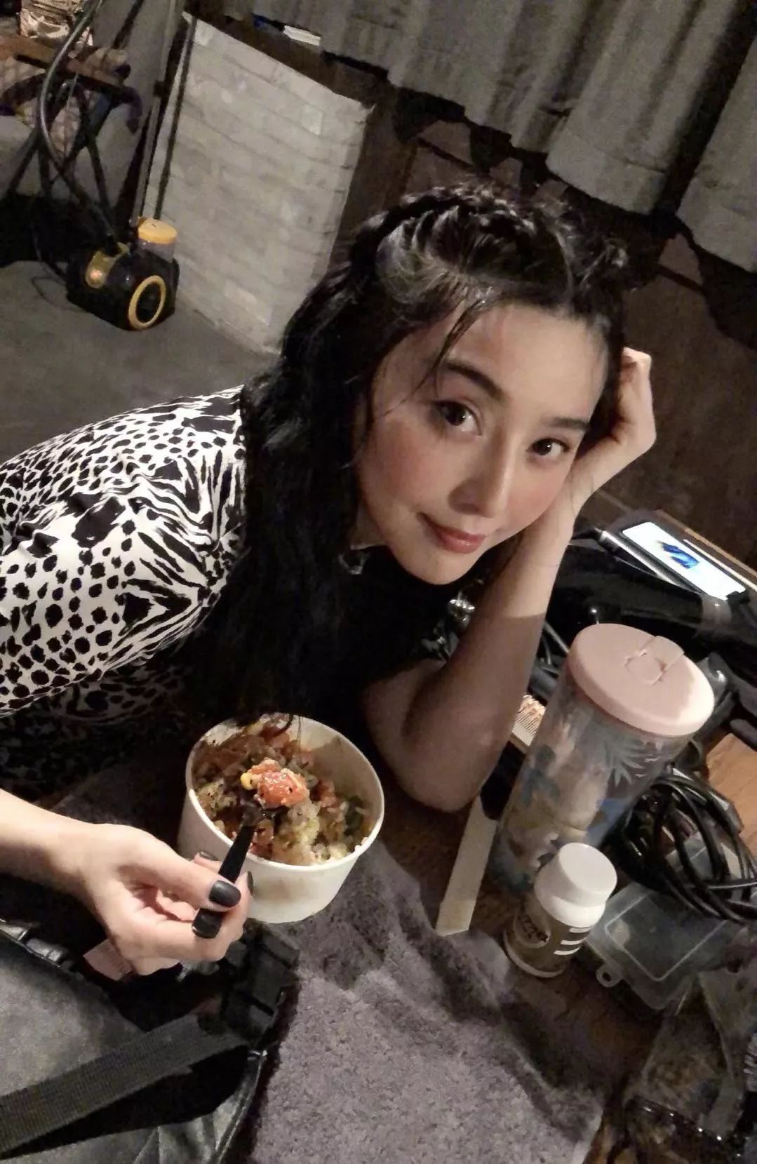 范冰冰走放飞路线?新照边走边吃用手剔牙,和母亲当街打闹不顾忌 作者: 来源:不八卦会死星人 范冰冰走放飞路线?新照边走边吃用手剔牙,和母亲当街打闹不顾忌 作者: 来源:不八卦会死星人