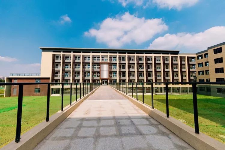 航拍 多图直击!镇江新区心湖高级中学教学区,食堂,宿舍高清图来了!