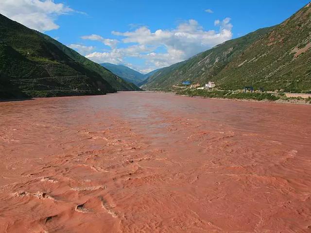 红军不仅要通过赤水,金沙江,大渡河等天堑,还要翻雪山,过草地