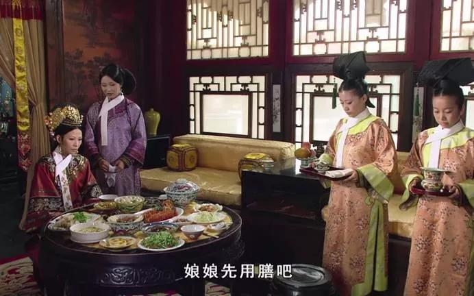 《甄嬛传》中饭菜摆放大有讲究，华妃的翊坤宫，连盘子都不一般