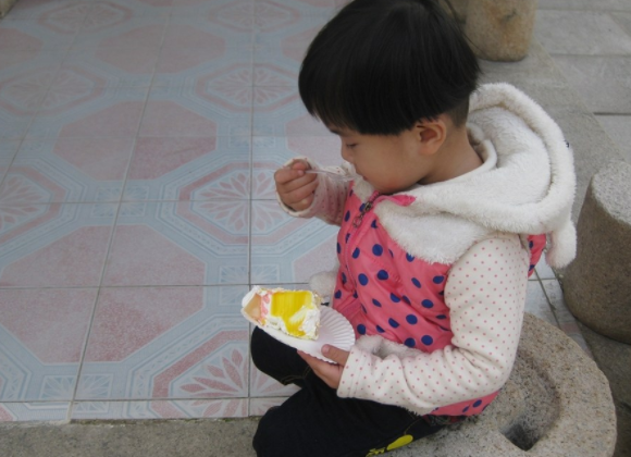 「蓝象宝贝育儿」寒露之后，管住孩子的嘴，4种零食要少碰！不然咳嗽、积食体质差