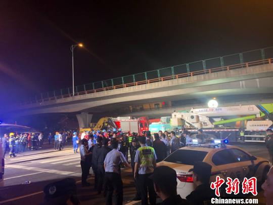 江苏无锡高架桥侧翻事故：桥上一货车严重超载可能为直接原因