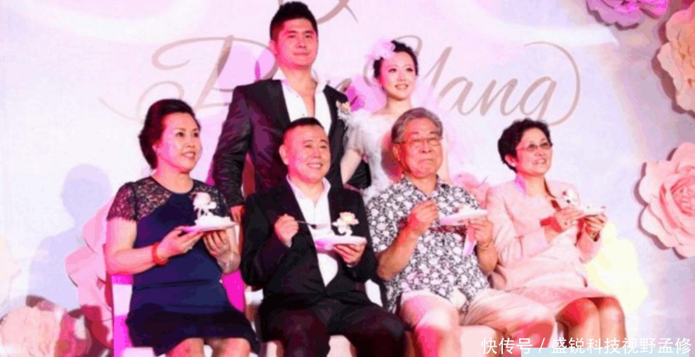 60岁潘长江全家福, 力捧女儿仍捧不红, 女婿身家过亿