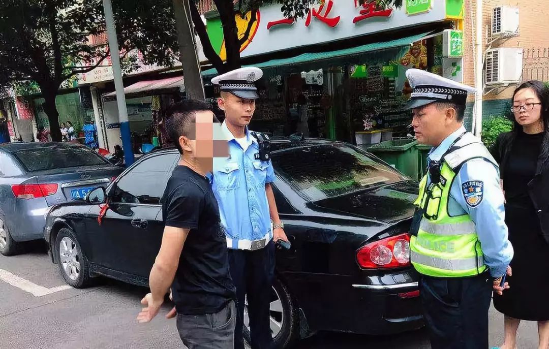 宜宾交警查车,一黑色小车居然强行冲关,胆子好大啊!