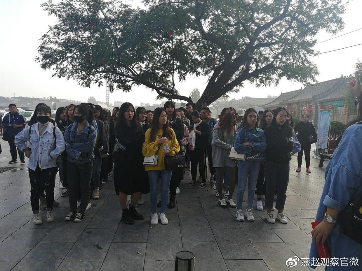 大学生们实地调研