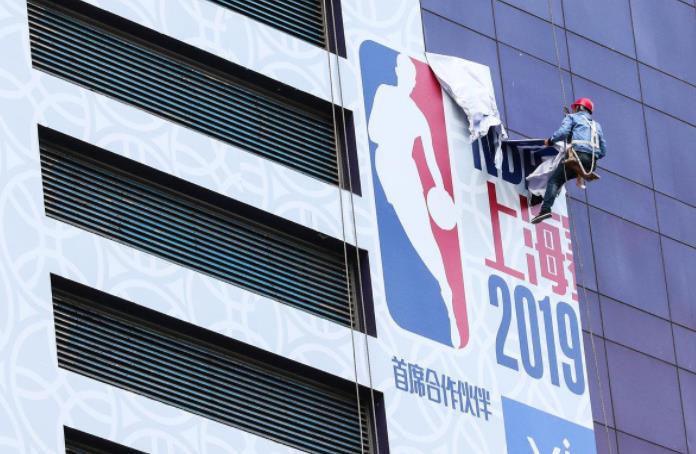 原创NBA中国赛今晚进行！体育馆外一片狼藉，肖华出席，最大尴尬到来