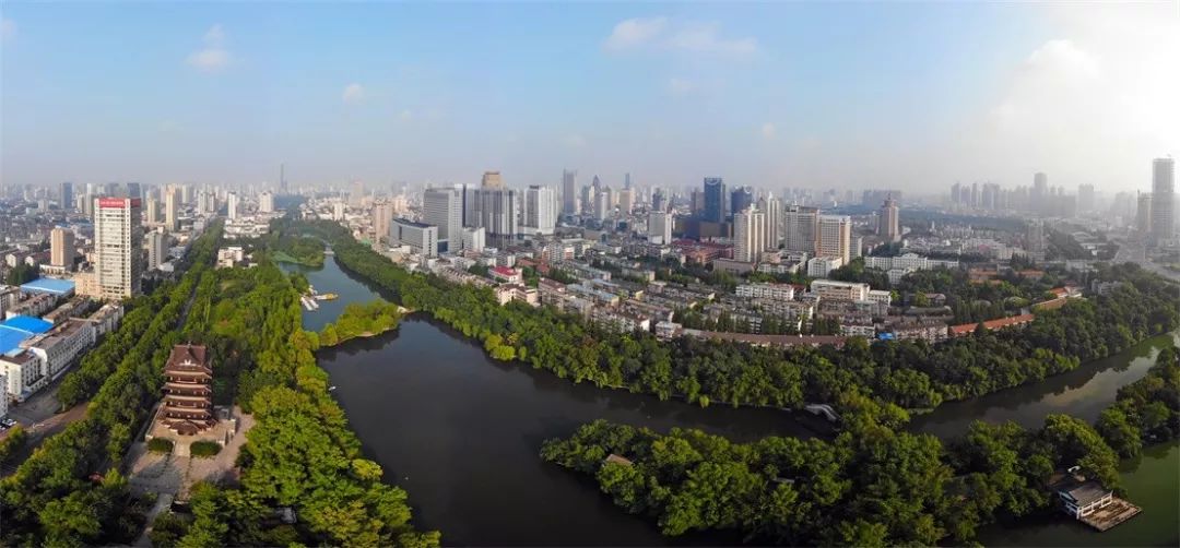 宛若一条"翡翠项链"沿古护城河而建的环城公园绿带看城区↓庐州