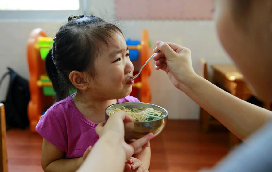 「90后俏妈育儿」孩子积食严重，会有4种异常提醒家长：别再喂了，赶快住手