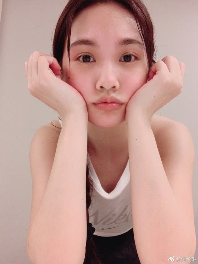 杨丞琳晒健身后素颜照,扎着粗辫子好少女,结婚后幸福感爆棚