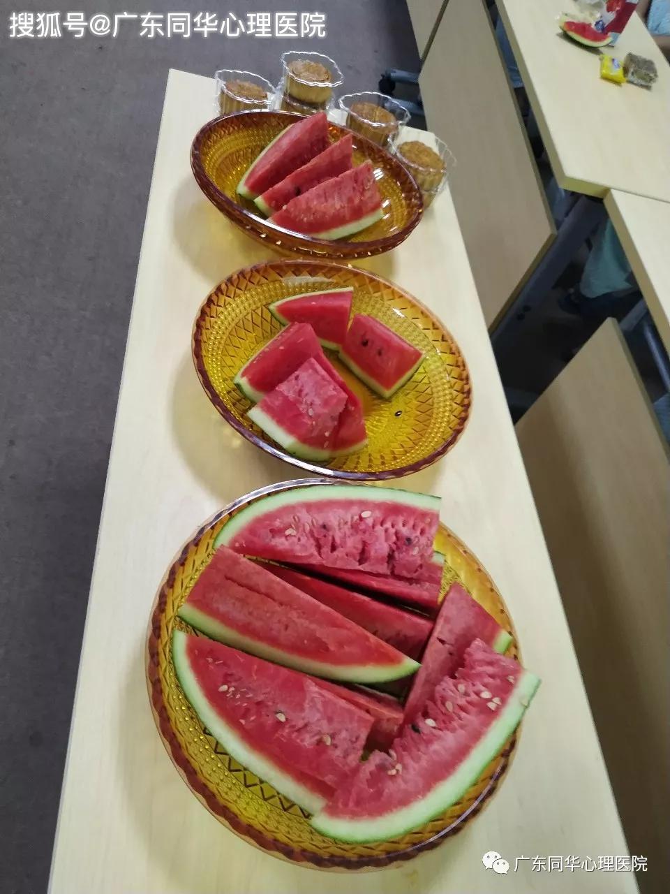 这是广东同华心理医院的工作人员为住院患者们细心准备的水果和饼干