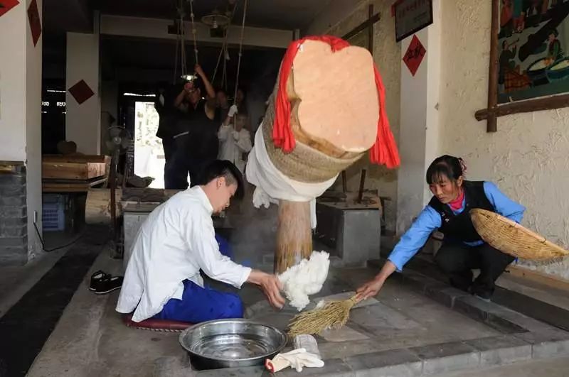 传习馆以传统纯手工舂制方法制作饵块,制作工艺颇为复杂,不但材质考究