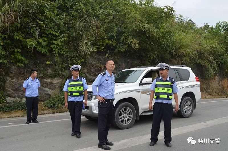 为辖区人民群众出行 保驾护航 1 节前,县公安局党委委员,交警大队长涂