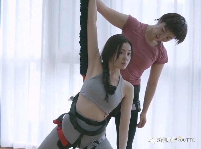 张天爱桨板瑜伽上热搜了,没想到瑜伽还能这么玩