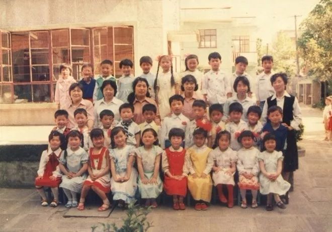 80年代,东风幼儿园小朋友与老师的合影,你在里面吗?