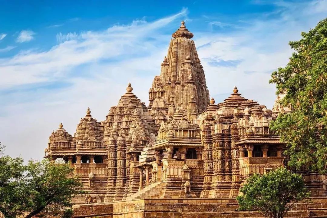 克久拉霍古迹群位于印度中央邦北部的本德尔坎德,建于公元950年至1050