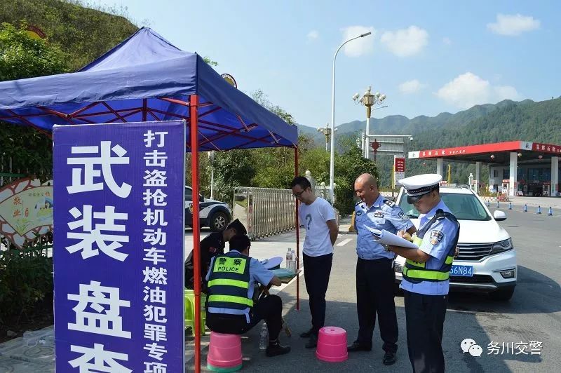 为辖区人民群众出行 保驾护航 1 节前,县公安局党委委员,交警大队长涂