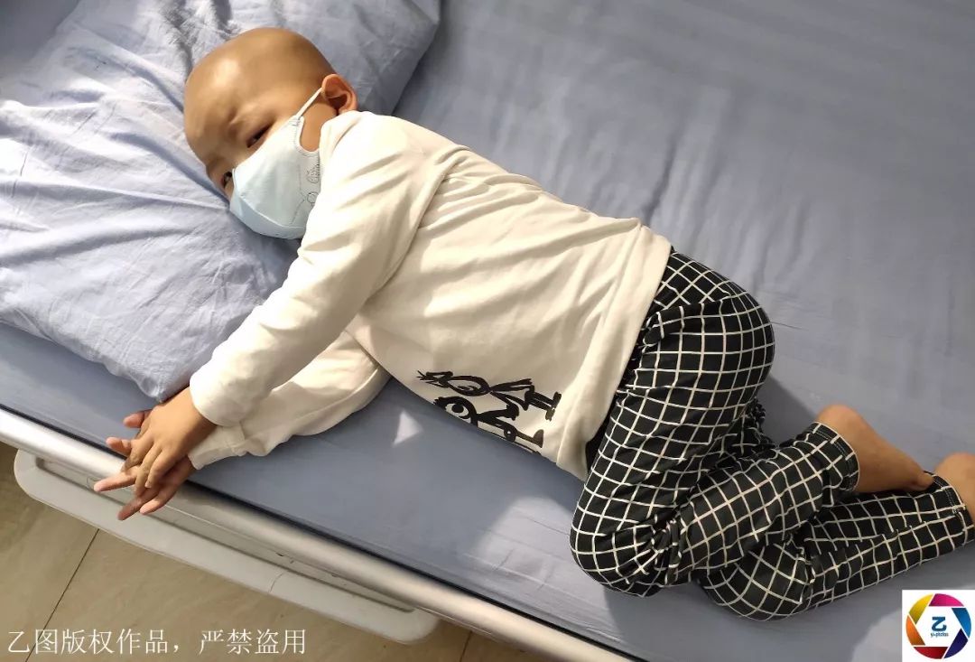 #乙图#原创男童重病无钱治，爸爸骗他回家看爷爷和姐姐，看哭网友获捐80万