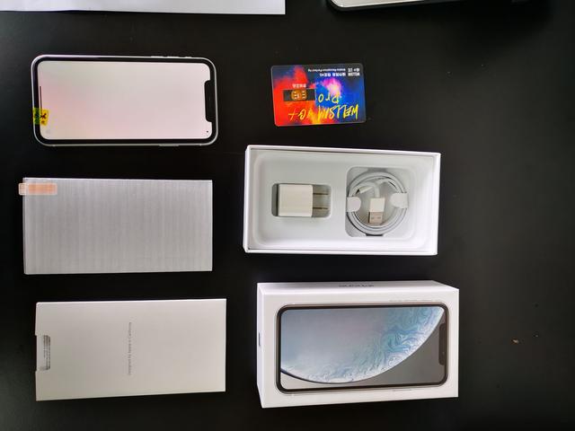 虽然配了盒子,但没有给保护套,分别有说明书,取卡针,卡贴(wellsim)