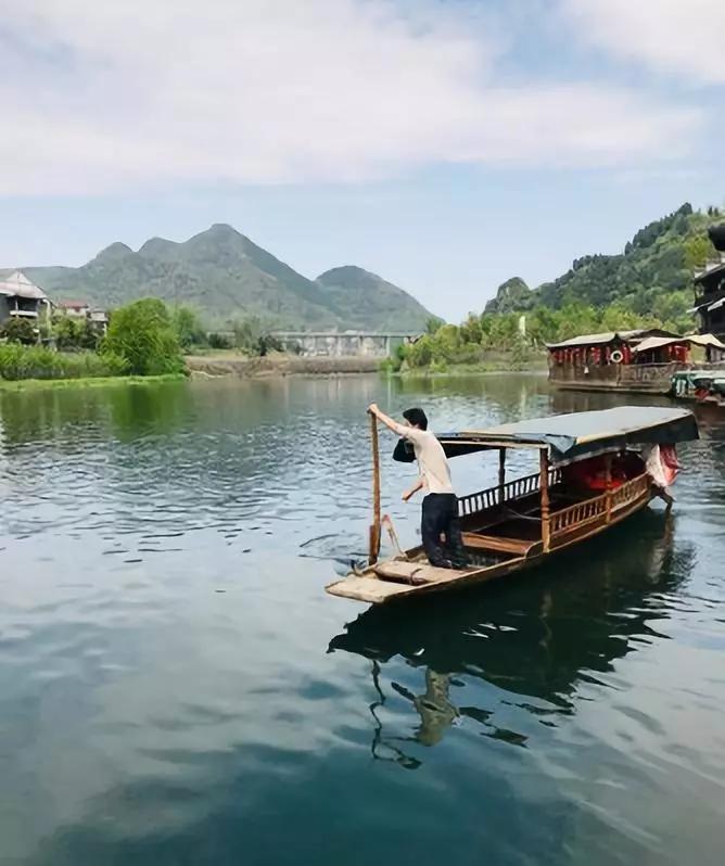 渡船人在奋力的划着浆,一遍又一遍的为游人们讲解着"翠翠和她爷爷"的