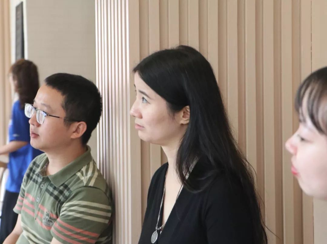 本次午餐会由文体委员唐荔主持