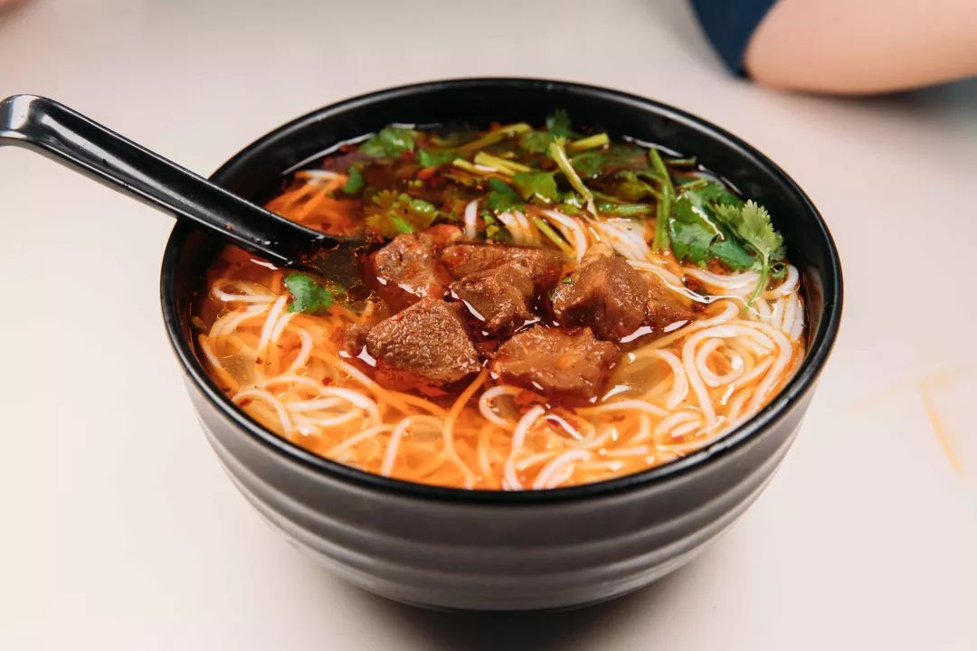 20年老牌网红店凭两碗米线起家独步东泰路