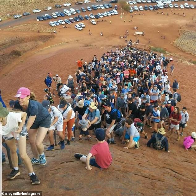 数千名游客赶在禁令前排队攀登澳大利亚乌鲁鲁巨石