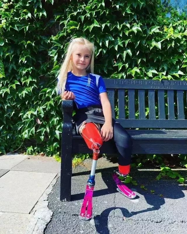 1岁半双腿截肢,9岁登上纽约时装周走秀:少女黛西那些年经历了些什么?