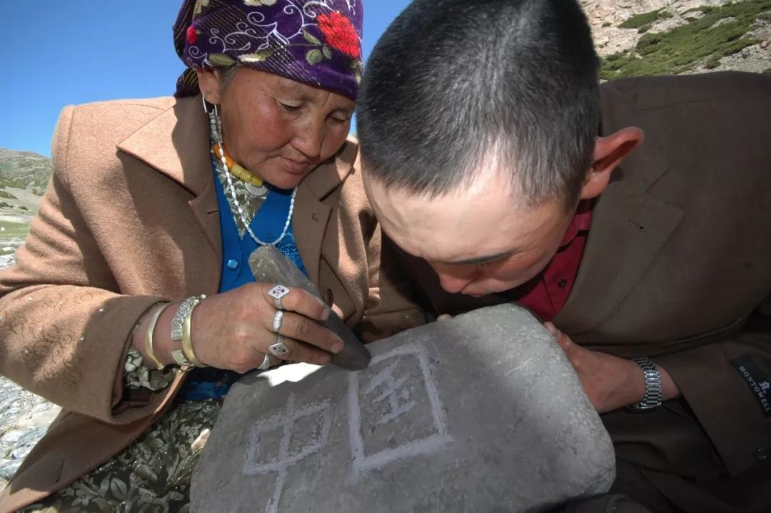 布茹玛汗毛勒朵把祖国刻在心中功勋