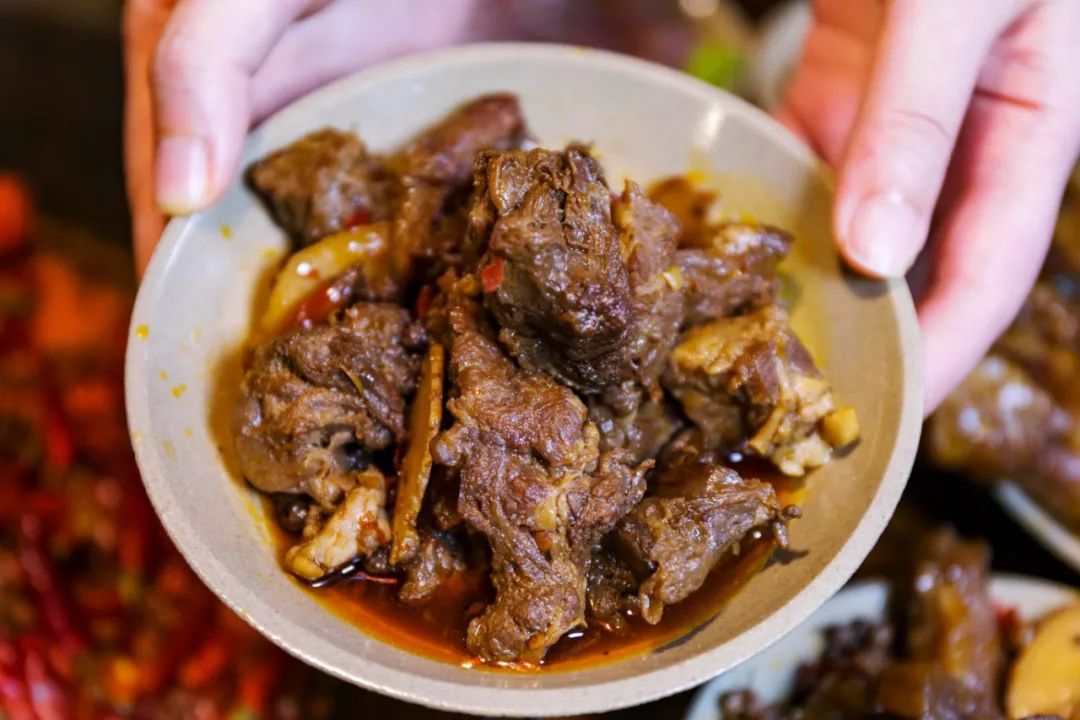 重庆独①家3层独栋复古别墅火锅,招牌却是一碗红烧肉