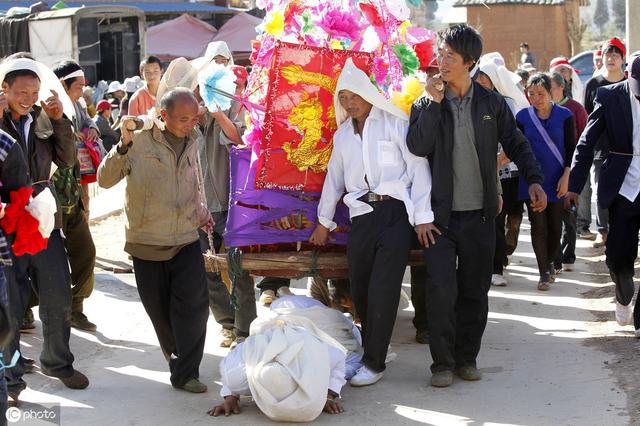 山西邓村禁止村民披麻戴孝惹争议是有人看出殡的不嫌殡大