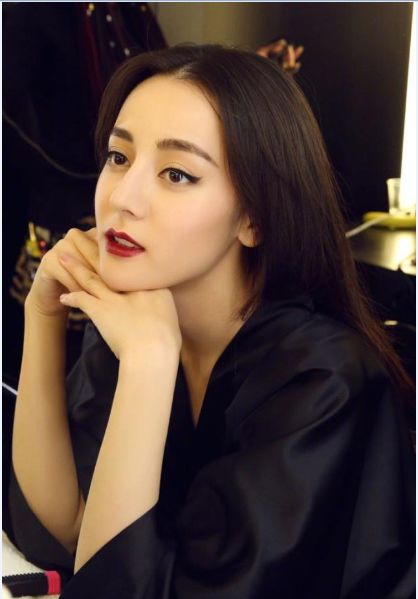 迪丽热巴脸崩,女神为何老的如此之快,这几年来