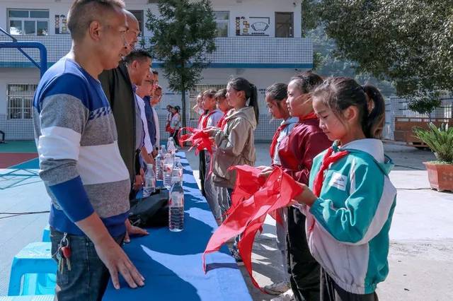 据了解,万寿小学是双沙镇中心小学校下辖的一所农村小学校,贫困学生