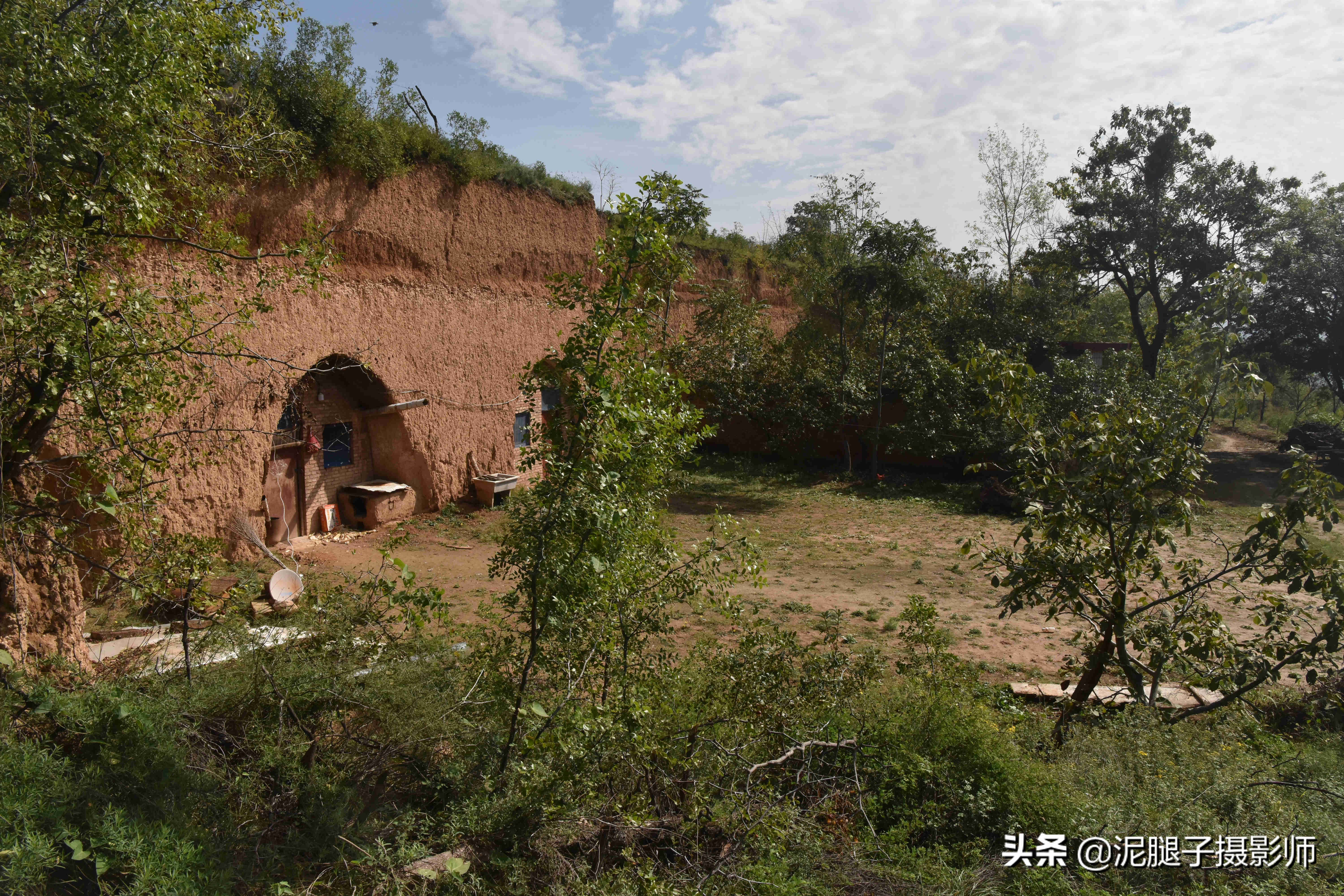 深山沟边一户人家,4孔土窑1条狗,不见主人面