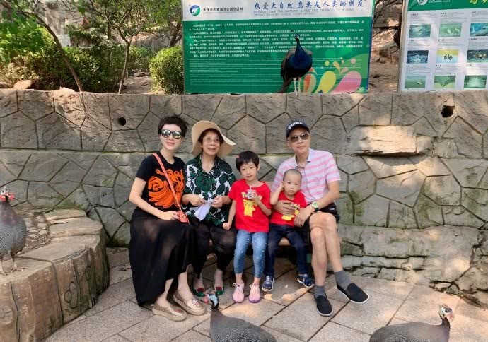 金巧巧晒与父母儿女的旅游照,祖孙三代合影超有爱