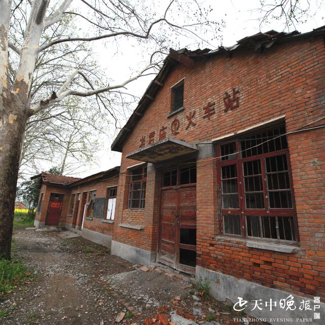 在这堆铁锈物的旁边,老君庙火车站躲藏在参天大树之后.