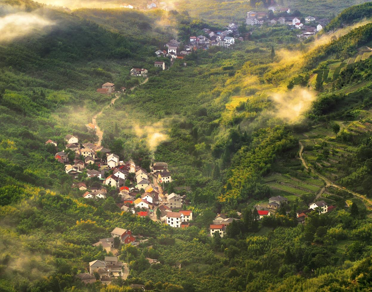 龙门秘境是石门,龙上,大山三个村联手打造的升级版村落景区.