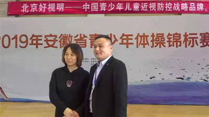 总经理管守义先生与奥运冠军邓琳琳的教练熊景斌先生在一起.