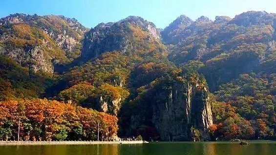 关门山位于本溪满族自治县境内,距市区 48 公里处,因双峰对峙,一阔一