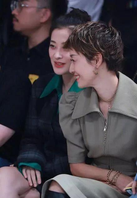 原创43岁马伊琍和44岁梅婷同框炫富比美,一个西装干练,一个工装优雅