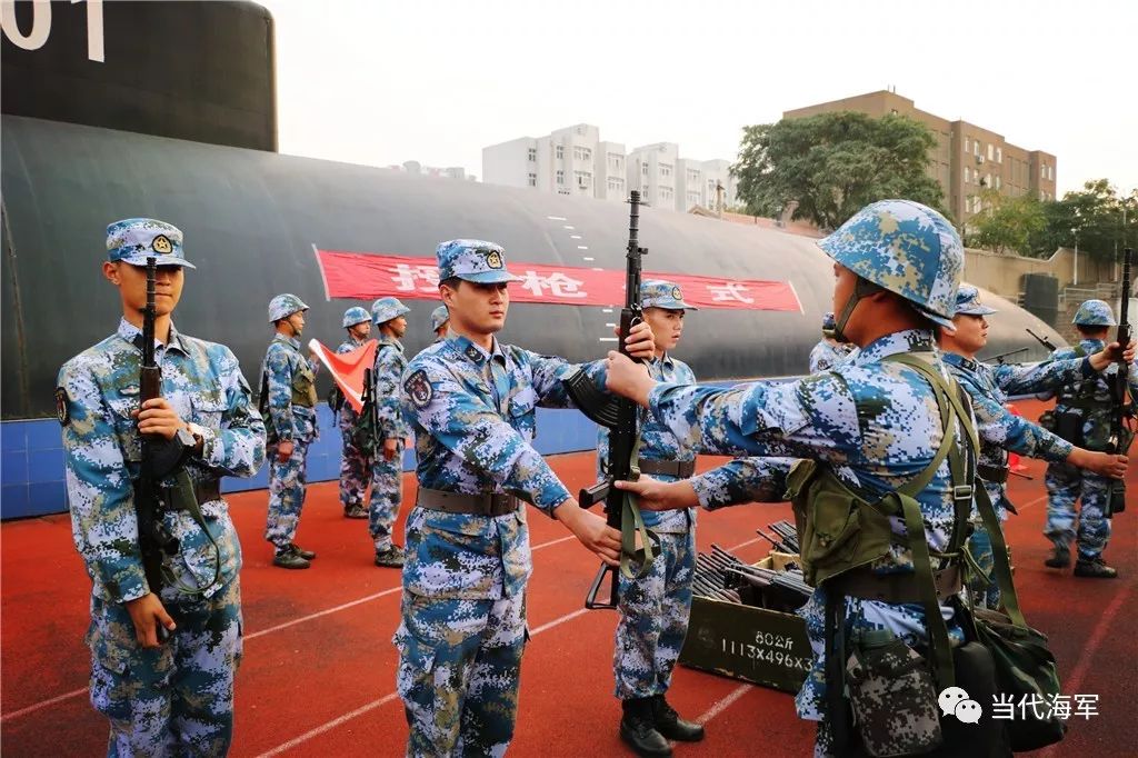 以青春的名义迎接这场钢铁式的"成人礼"海军勤务学院某训练基地海军