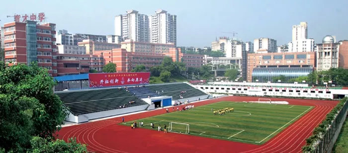 学校地处九龙坡石坪桥大公馆立交桥,与名校重庆育才中学直线距离仅400